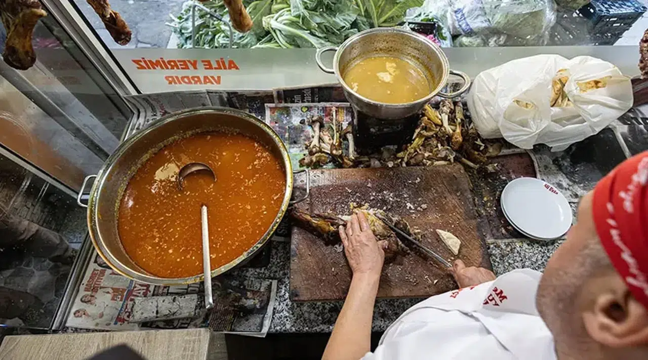 İzmir Sabahın İlk Işıklarıyla Kuyu Kebabı Aşkı