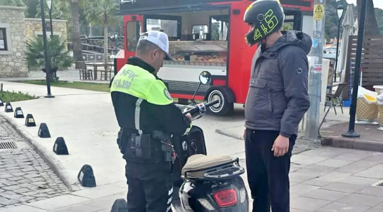 İzmir Çeşme’de Motosiklet Denetimlerinde Cezalar Yağdı