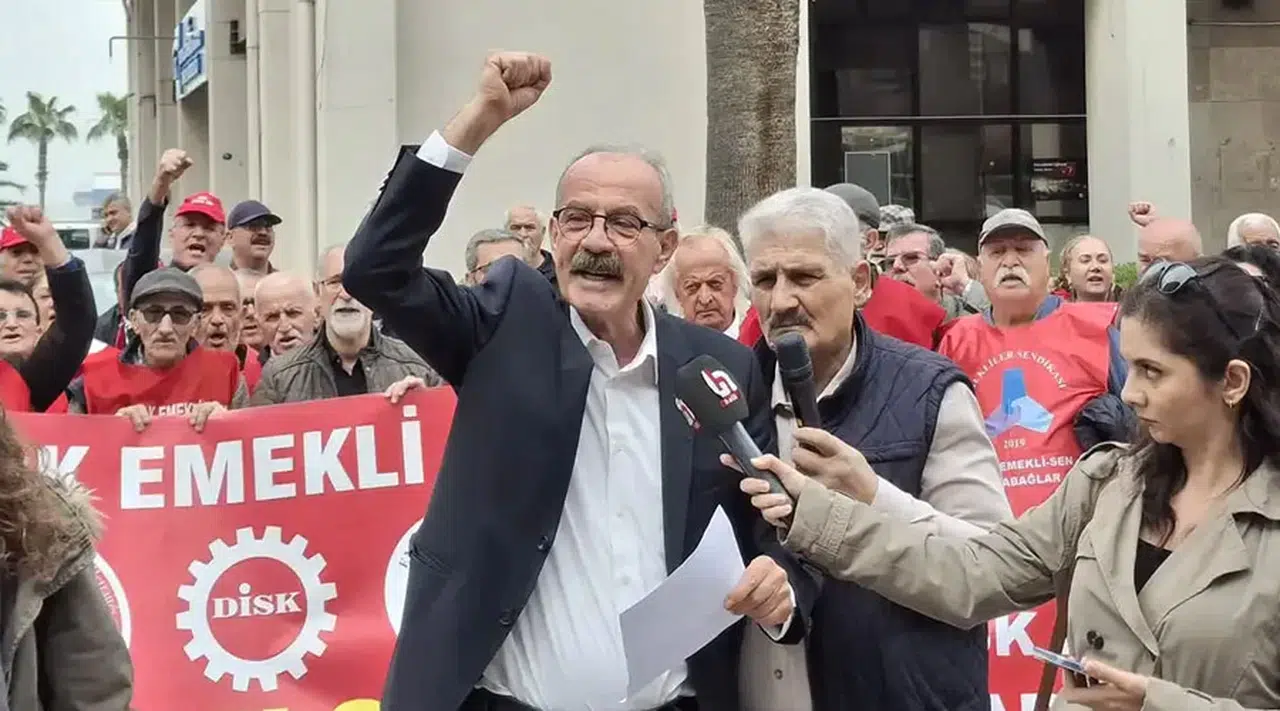İzmir’de Emeklilerden Bayram İkramiyesi Tepkisi