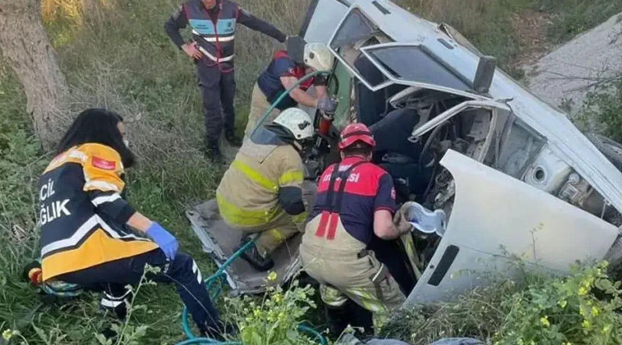 Çeşme’de Otomobil Şarampole Devrildi