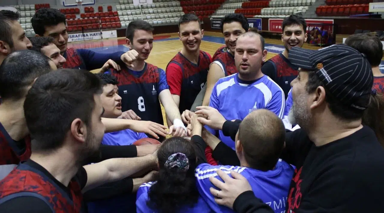 İzmir Büyükşehir’den özel bireylere basketbol sürprizi