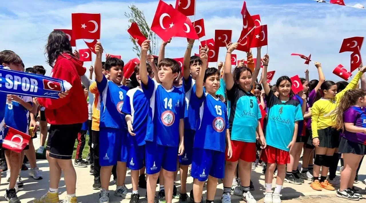 İzmir’de Minik sporcular 23 Nisan coşkusunu sahaya taşıdı