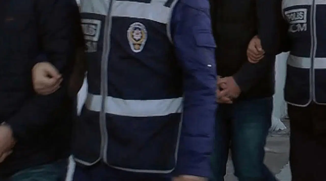 İzmir’de Otomobildeki Gizli Bölmede Esrar Bulundu