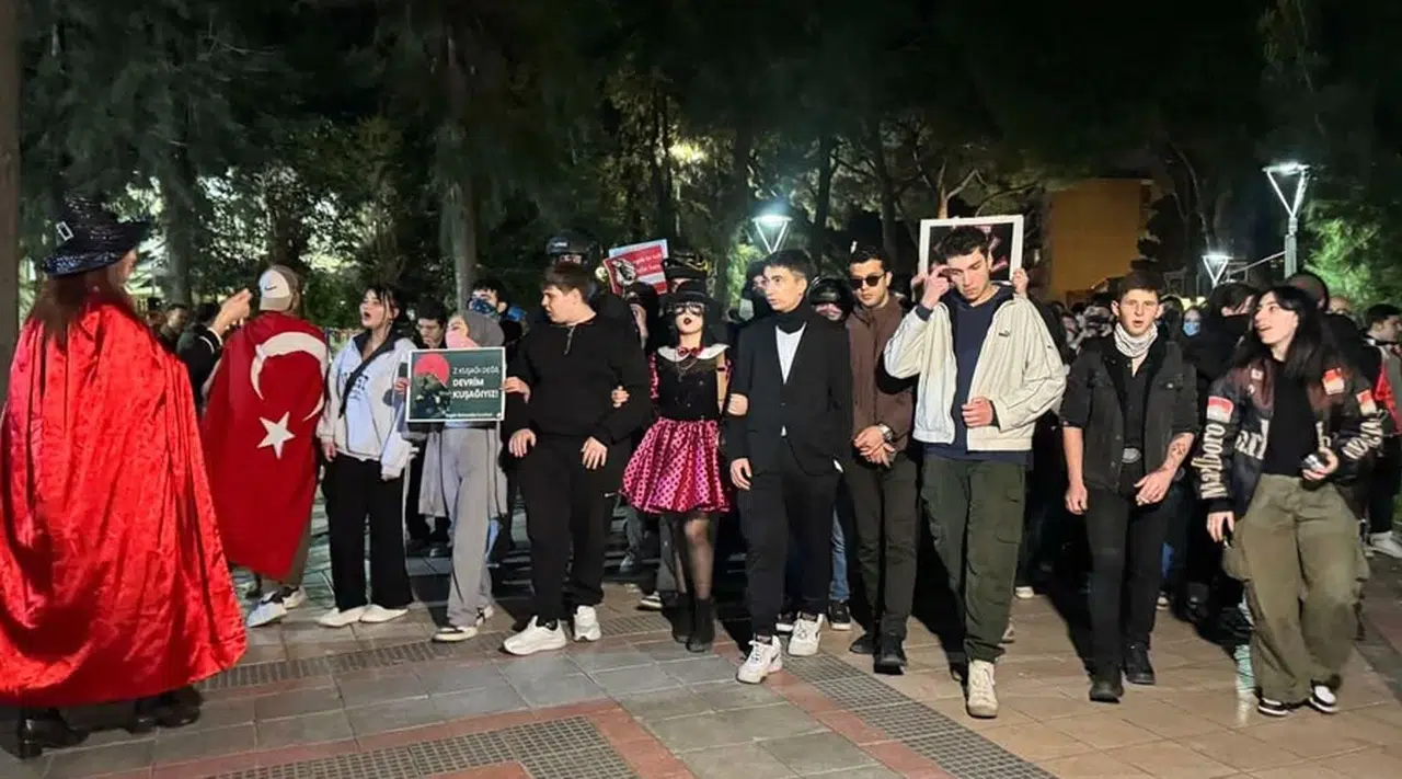 İzmir’de İmamoğlu Protestoları Sürüyor