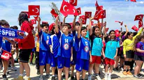 İzmir’de Minik sporcular 23 Nisan coşkusunu sahaya taşıdı