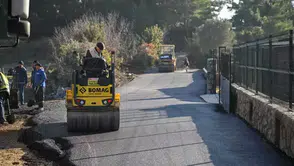 Bornova’da 8 Mahalleye Eş Zamanlı Asfalt Serimi Yapıldı