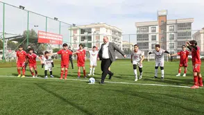 Menderes’te Halı Sahalar Yenilendi