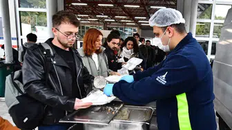 İzmir Büyükşehir Belediyesi’nden Öğrencilere Ücretsiz Yemek Desteği