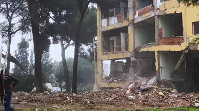 İzmir Ödemiş'te Eski Devlet Hastanesinin Yıkımı Başladı