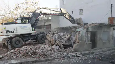 Konak’ta Tehlike Yaratan 92 Metruk Bina Yıkıldı