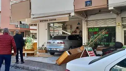 Karşıyaka’da Korkutan Kaza: Araç Kafeye Girdi