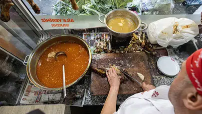 İzmir Sabahın İlk Işıklarıyla Kuyu Kebabı Aşkı