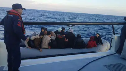 İzmir'de Türk Kara Sularına İtilen 101 Göçmen Kurtarıldı