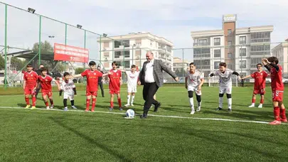 Menderes’te Halı Sahalar Yenilendi