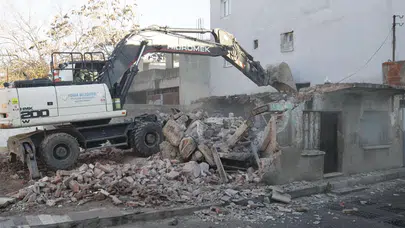 Konak’ta Tehlike Yaratan 92 Metruk Bina Yıkıldı