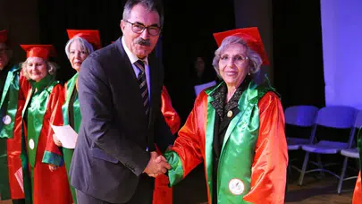 Karşıyaka’da 3. Yaş Üniversitesi Mezuniyet Coşkusu