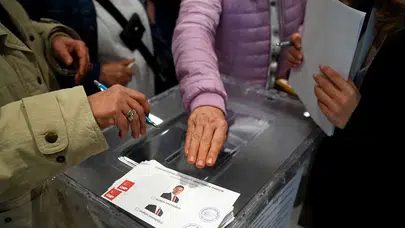 İzmir’de 1600 Sandıkta Demokrasi Mesaisi