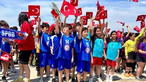 İzmir’de Minik sporcular 23 Nisan coşkusunu sahaya taşıdı