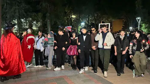 İzmir’de İmamoğlu Protestoları Sürüyor