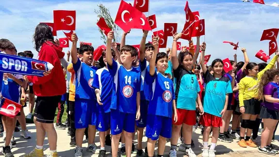 İzmir’de Minik sporcular 23 Nisan coşkusunu sahaya taşıdı