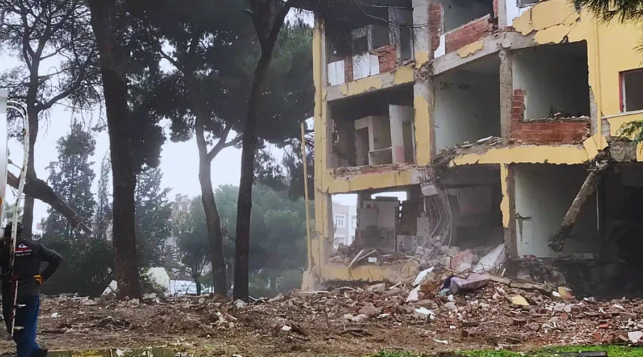 İzmir Ödemiş'te Eski Devlet Hastanesinin Yıkımı Başladı