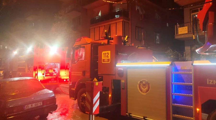 İzmir Ödemiş'te Üç Katlı Binanın Çatısında Yangın Çıktı