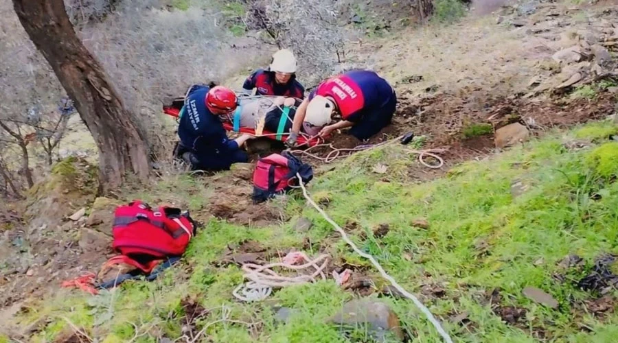 İzmir’de Dik Yamaçtan Düşen Vatandaş Kurtarıldı