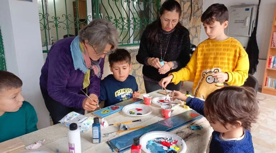 Seferihisar’ın Gölcük Köyü’nde Çocuklar Sanatla Büyüyor