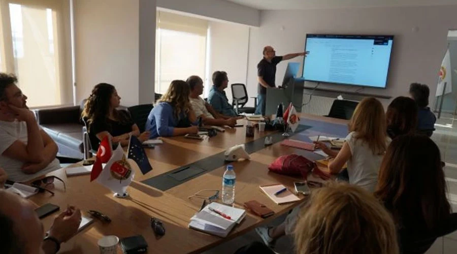 İzmir’de Gazetecilere Yüz Yüze Eğitim Fırsatı