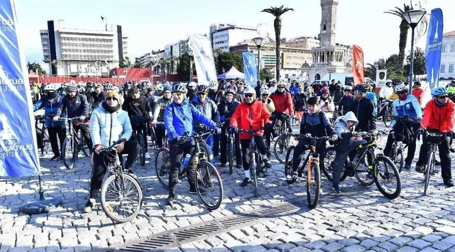 İzmir’de Bisikletli Pazarlar Devam Ediyor