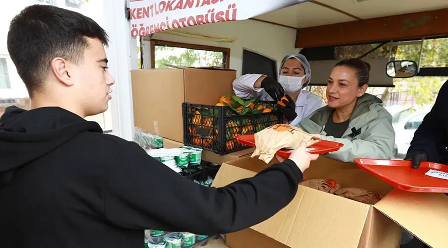Efes Selçuk’ta Çocuklara Gıda Desteği