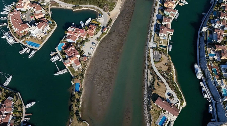 Çeşme’de Deniz 300 Metre Çekildi
