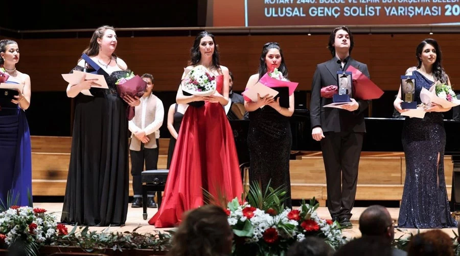 İzmir’de Genç Solistler Sahne Aldı