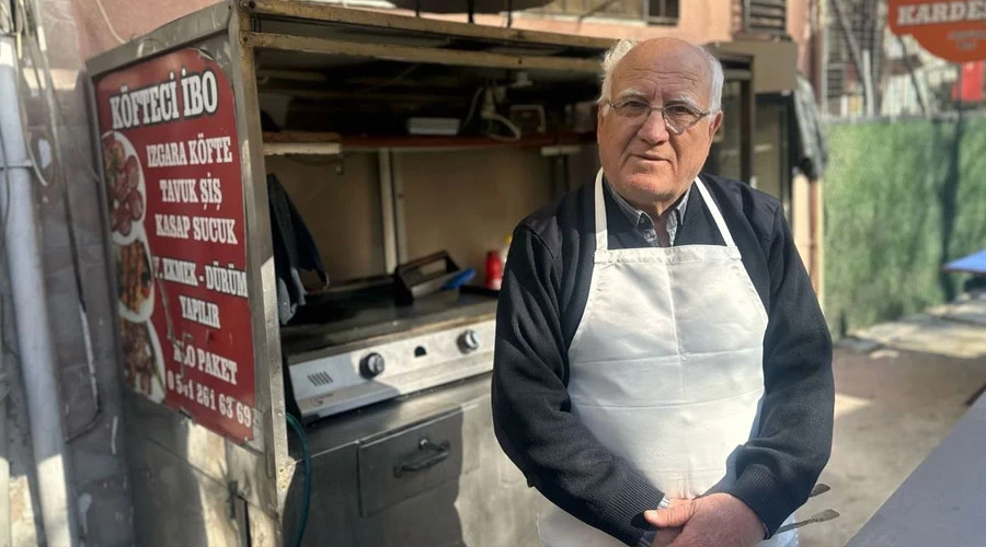 İzmir’de Yaşlılar Geçim Sıkıntısı Nedeniyle Çalışmaya Devam Ediyor