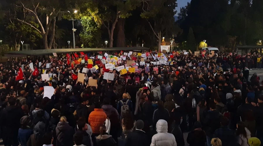 İzmir’de İmamoğlu Protestoları