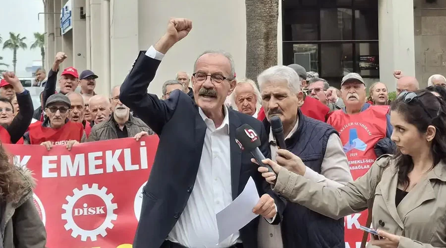 İzmir’de Emeklilerden Bayram İkramiyesi Tepkisi