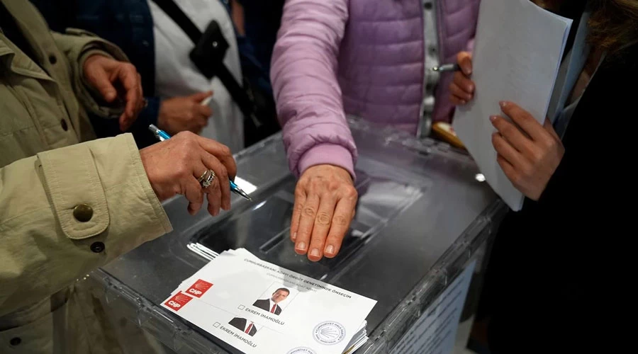 İzmir’de 1600 Sandıkta Demokrasi Mesaisi