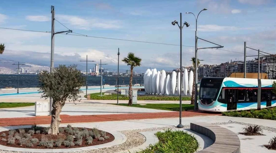İzmir Büyükşehir Belediyesi Ulaşımda Öncü Rol Üstleniyor