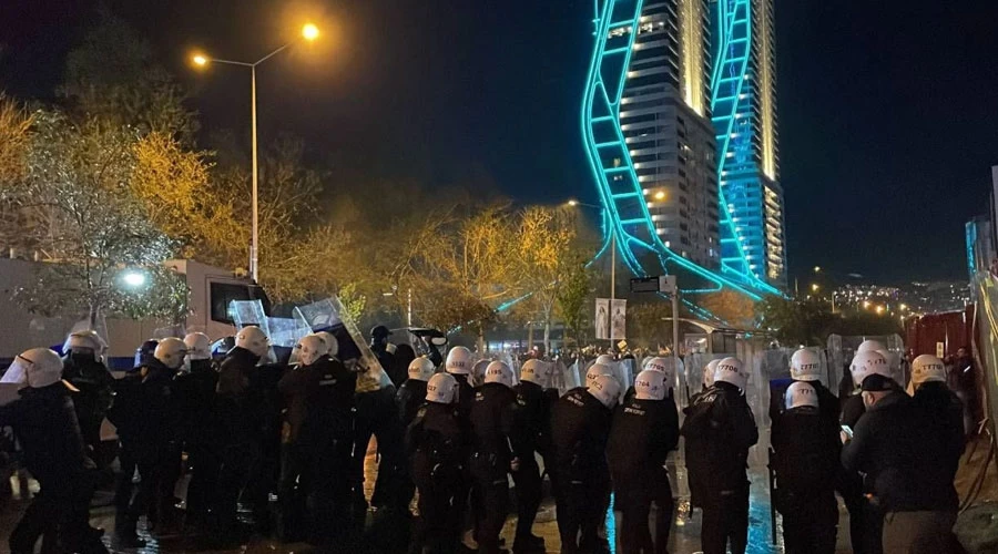 İzmir'de İmamoğlu Protestosu Büyüyor