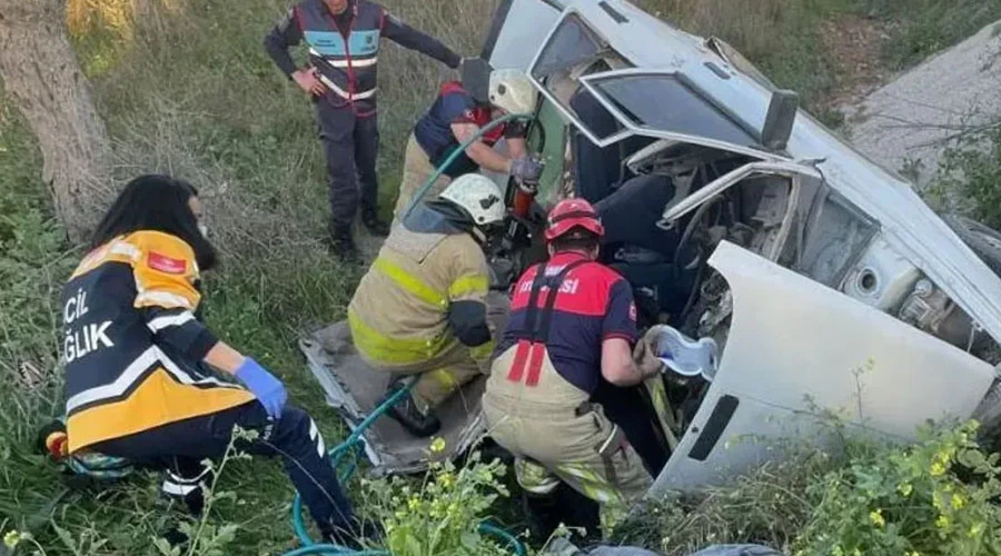 Çeşme’de Otomobil Şarampole Devrildi