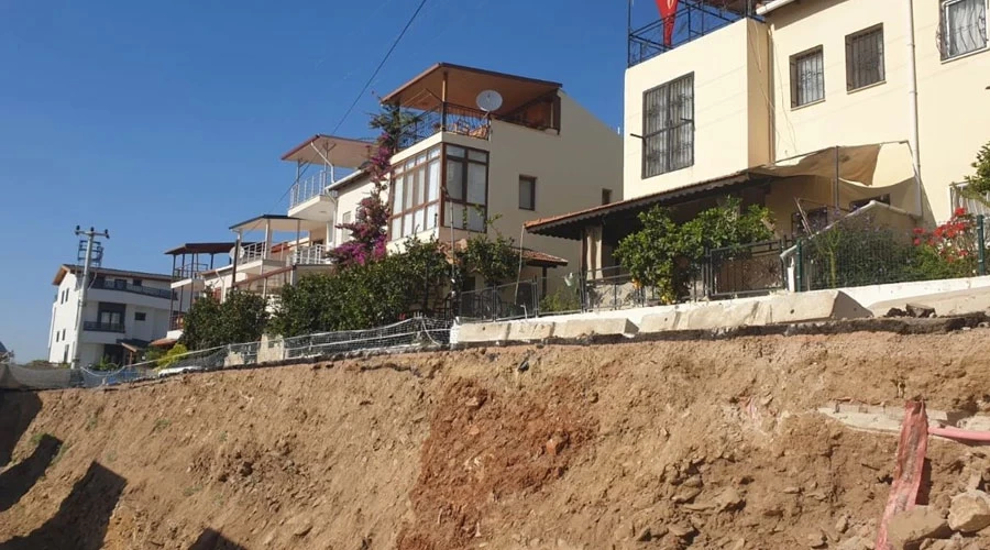 Menderes’te Yıkılan İstinat Duvarı Hâlâ Yeniden Yapılmadı